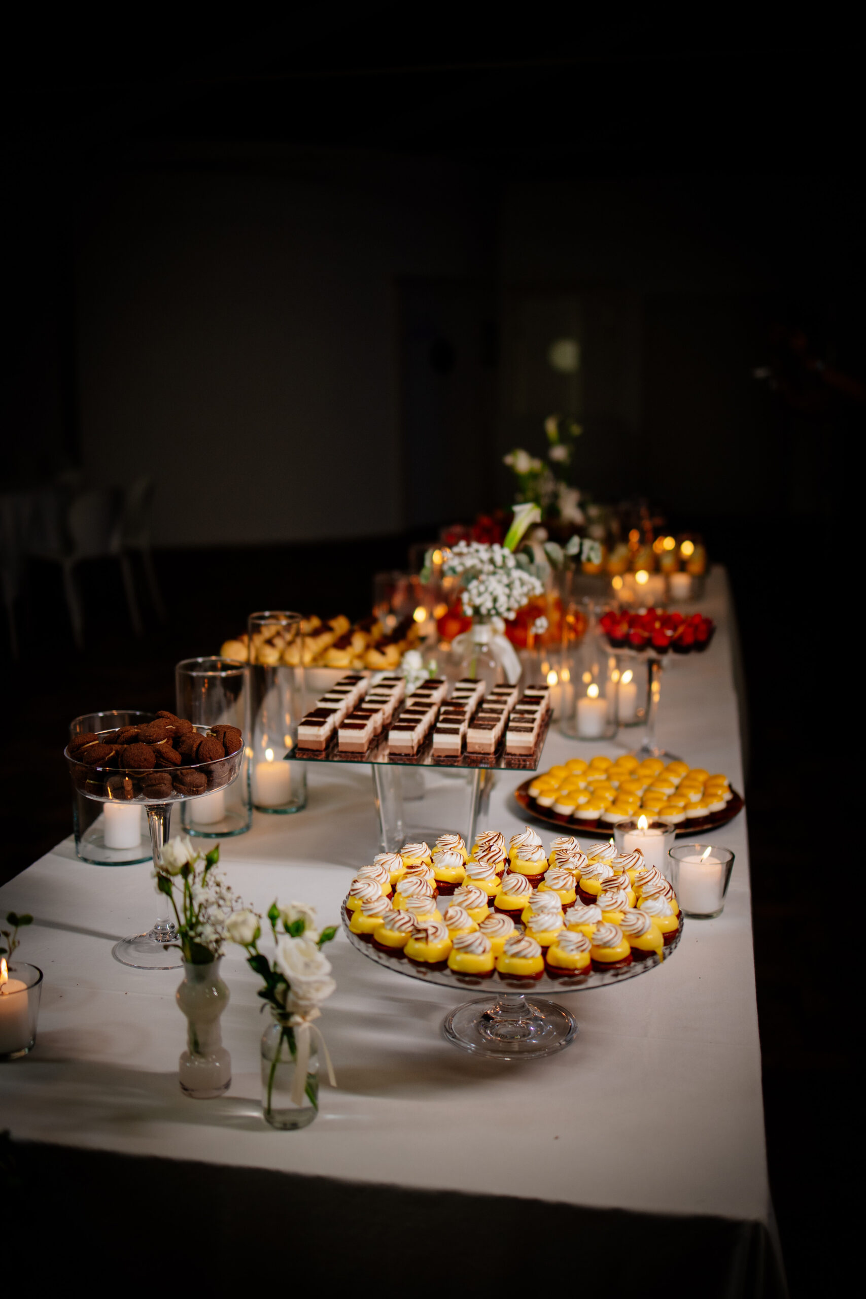 Allestimento sweet table per matrimonio al Groglio con mini dessert, illuminazione romantica e dettagli eleganti per ricevimento serale