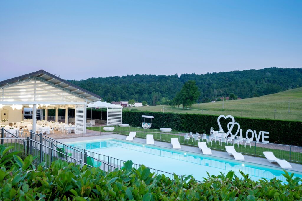 Piscina panoramica del Groglio con area relax e vista sulle colline immersa nella natura