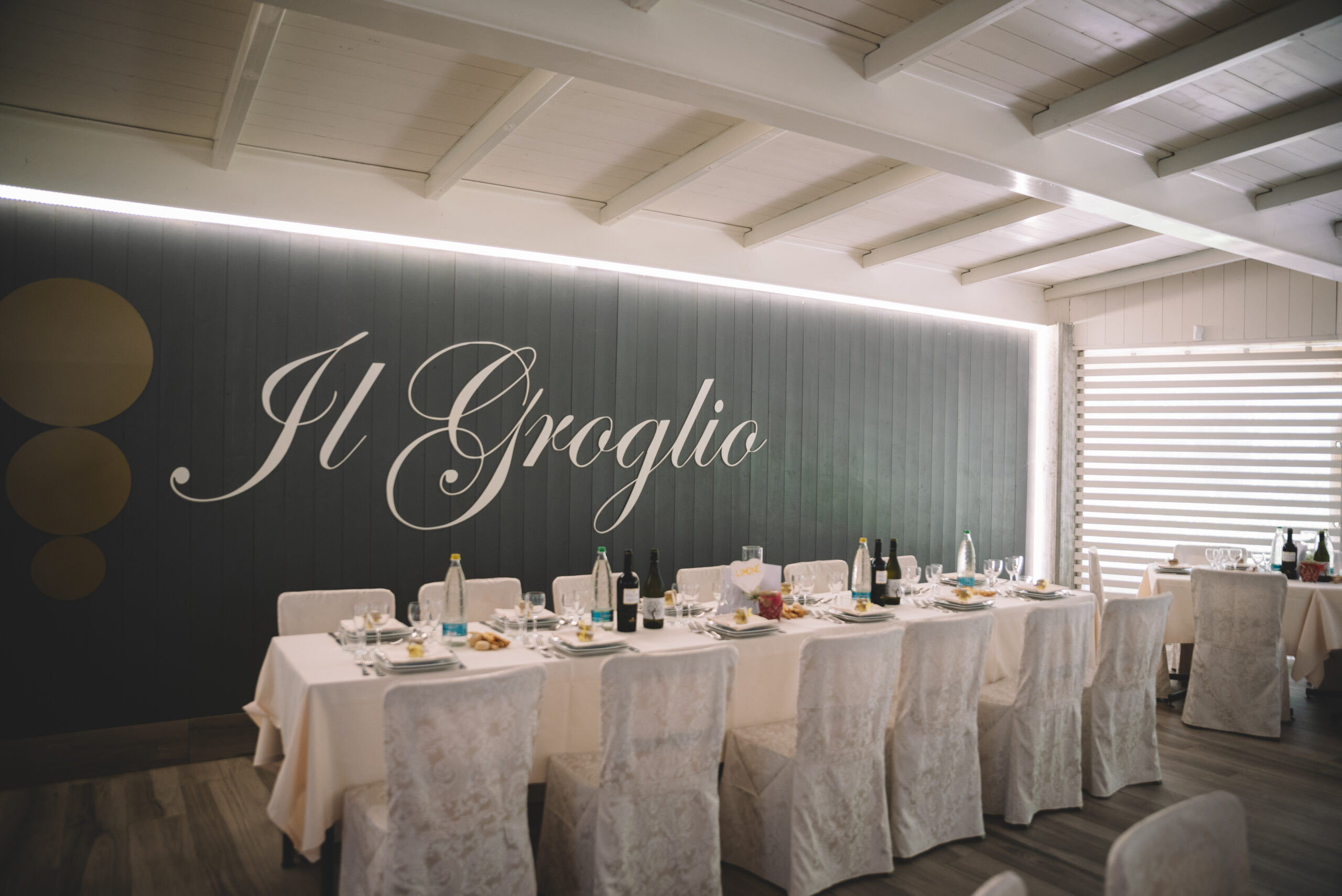Location per matrimoni Il Groglio con elegante sala interna per ricevimenti e banchetti nuziali in Piemonte