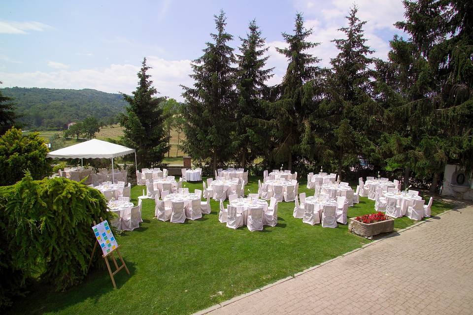 Ricevimento di matrimonio all’aperto nel giardino del Groglio con tavoli apparecchiati immersi nel verde