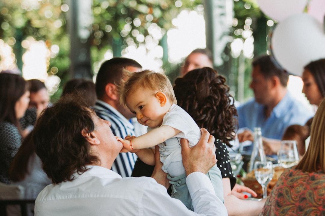 Atmosfera familiare durante un ricevimento al Groglio con invitati, bambini e momenti spontanei di convivialità